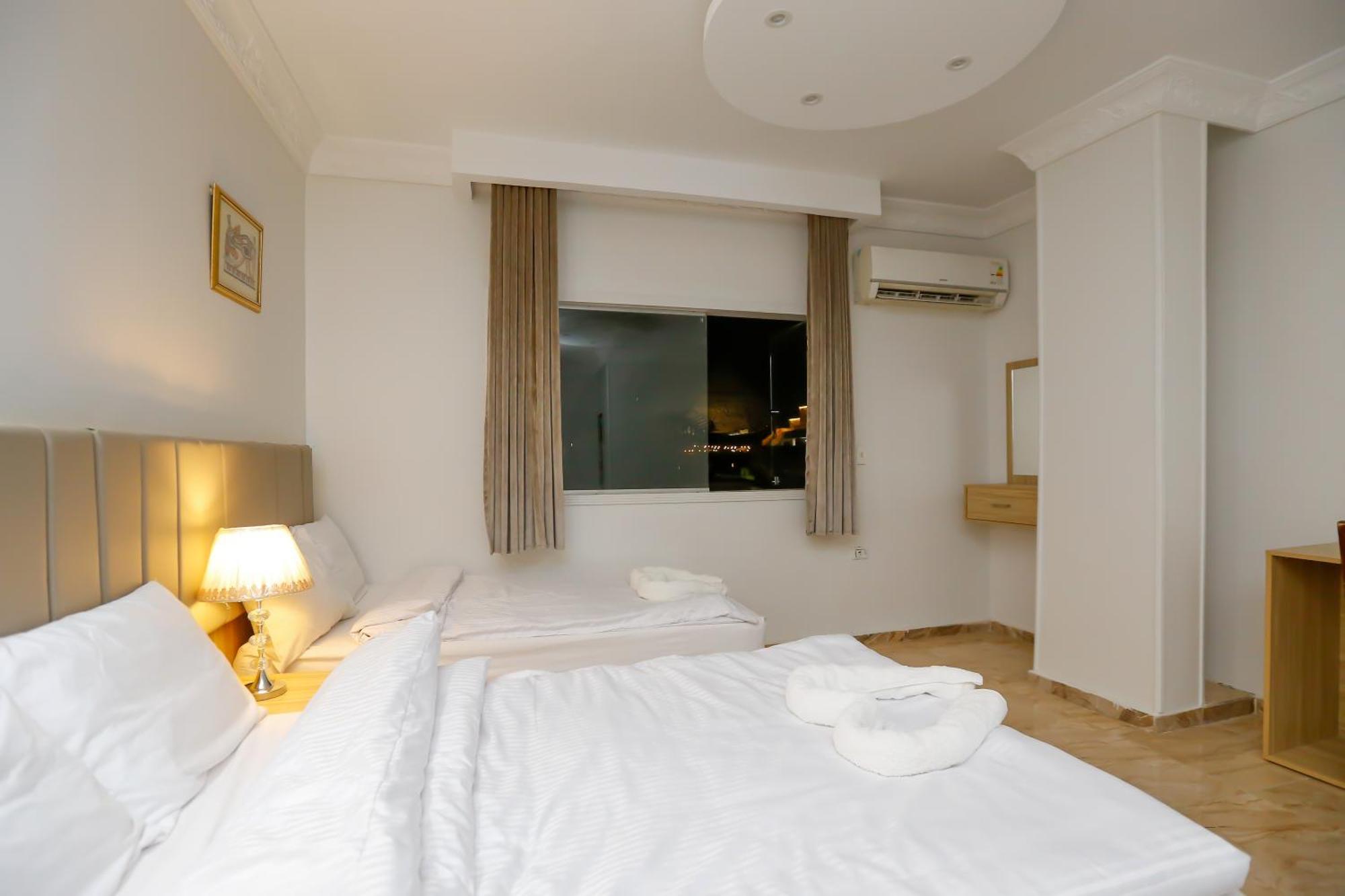 Pyramids Express View Hotel Kafret el-Gabal Esterno foto