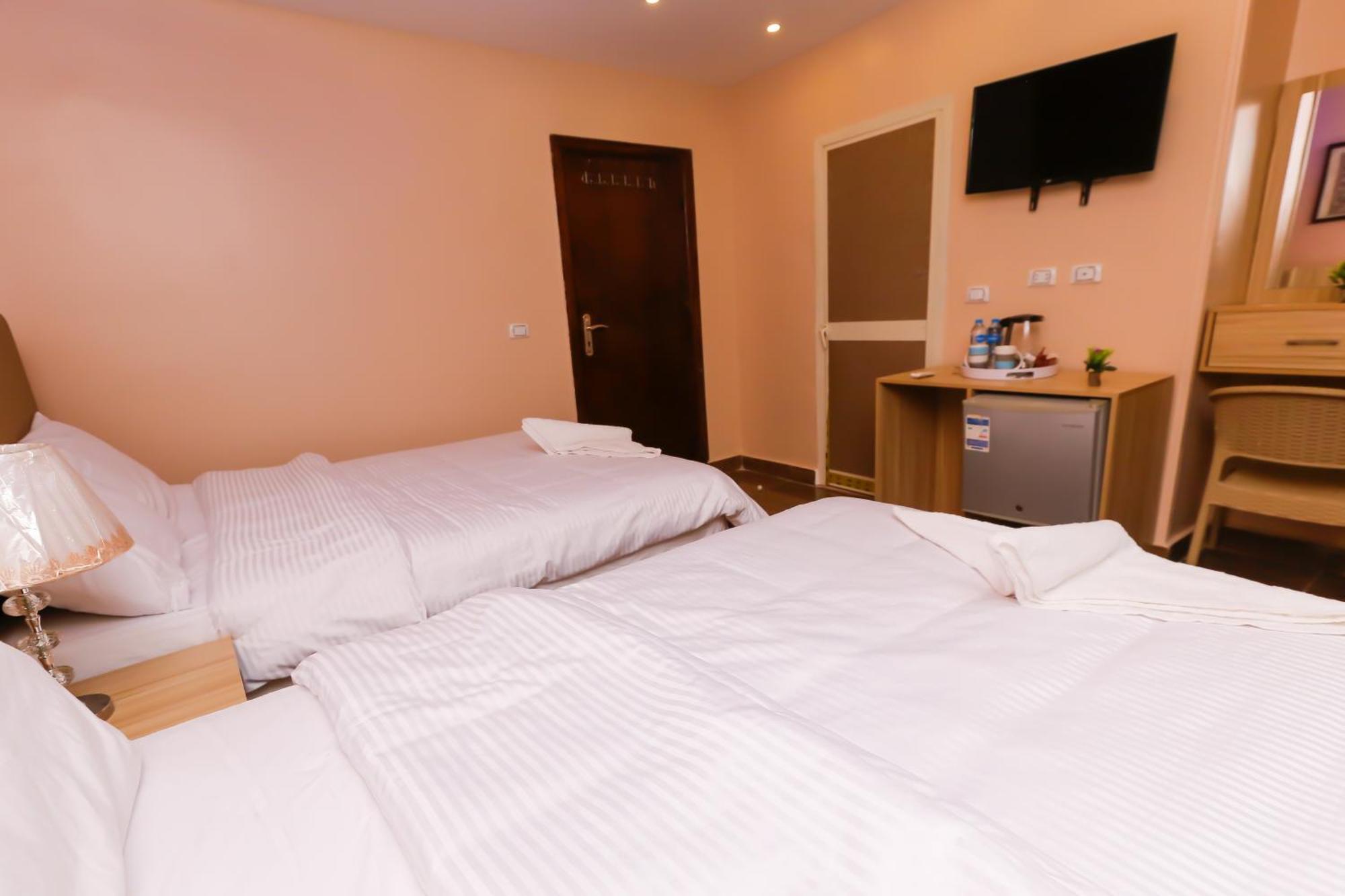 Pyramids Express View Hotel Kafret el-Gabal Esterno foto