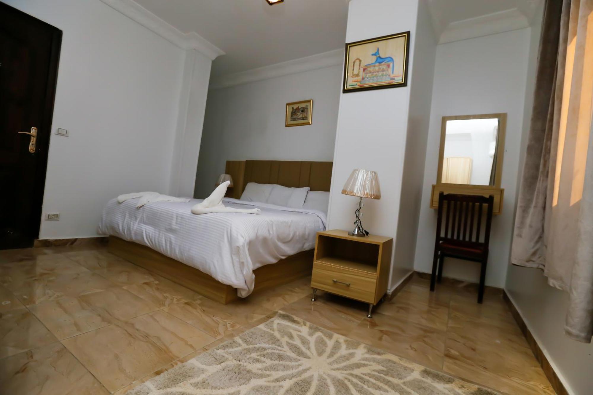 Pyramids Express View Hotel Kafret el-Gabal Esterno foto