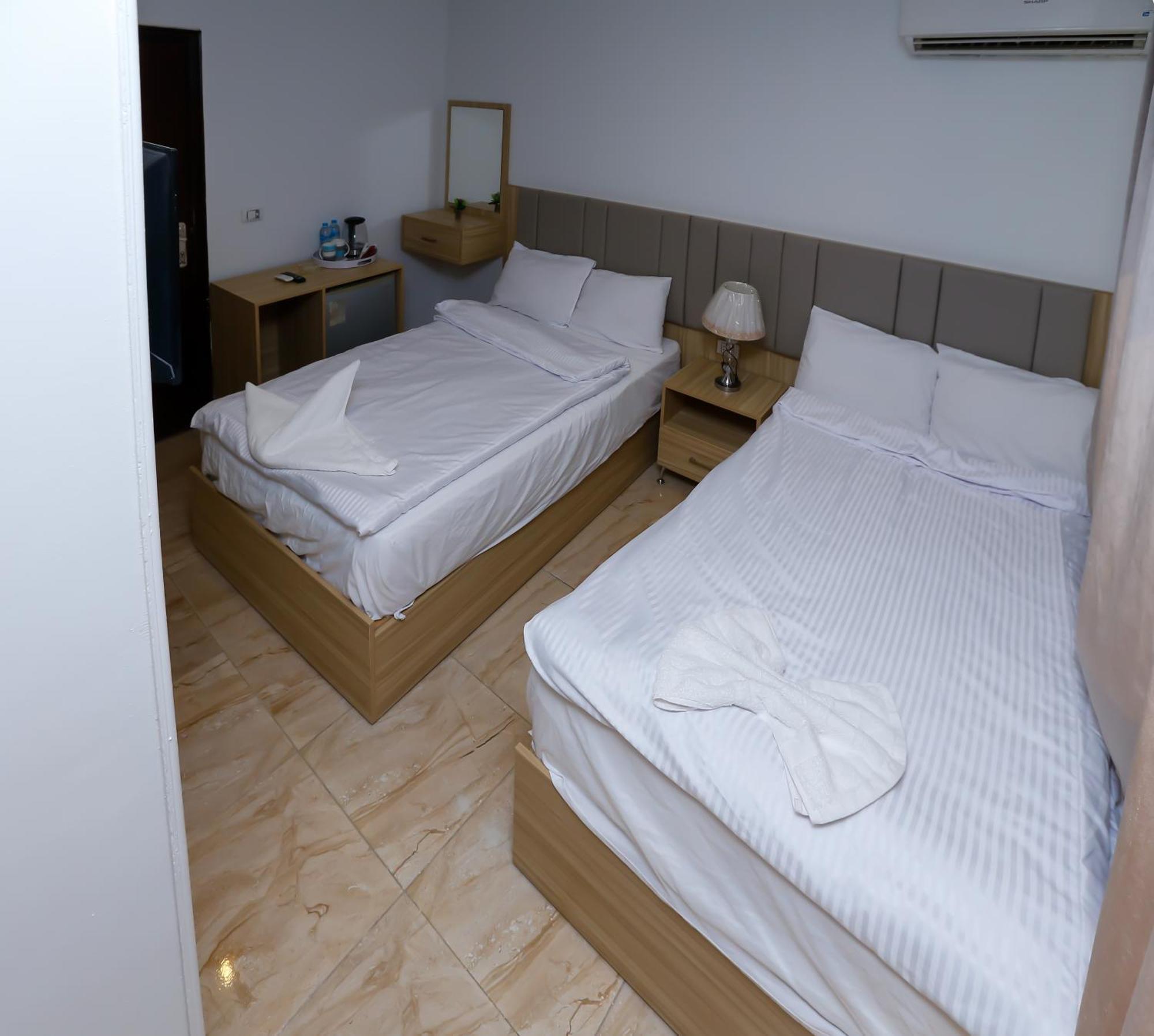 Pyramids Express View Hotel Kafret el-Gabal Esterno foto